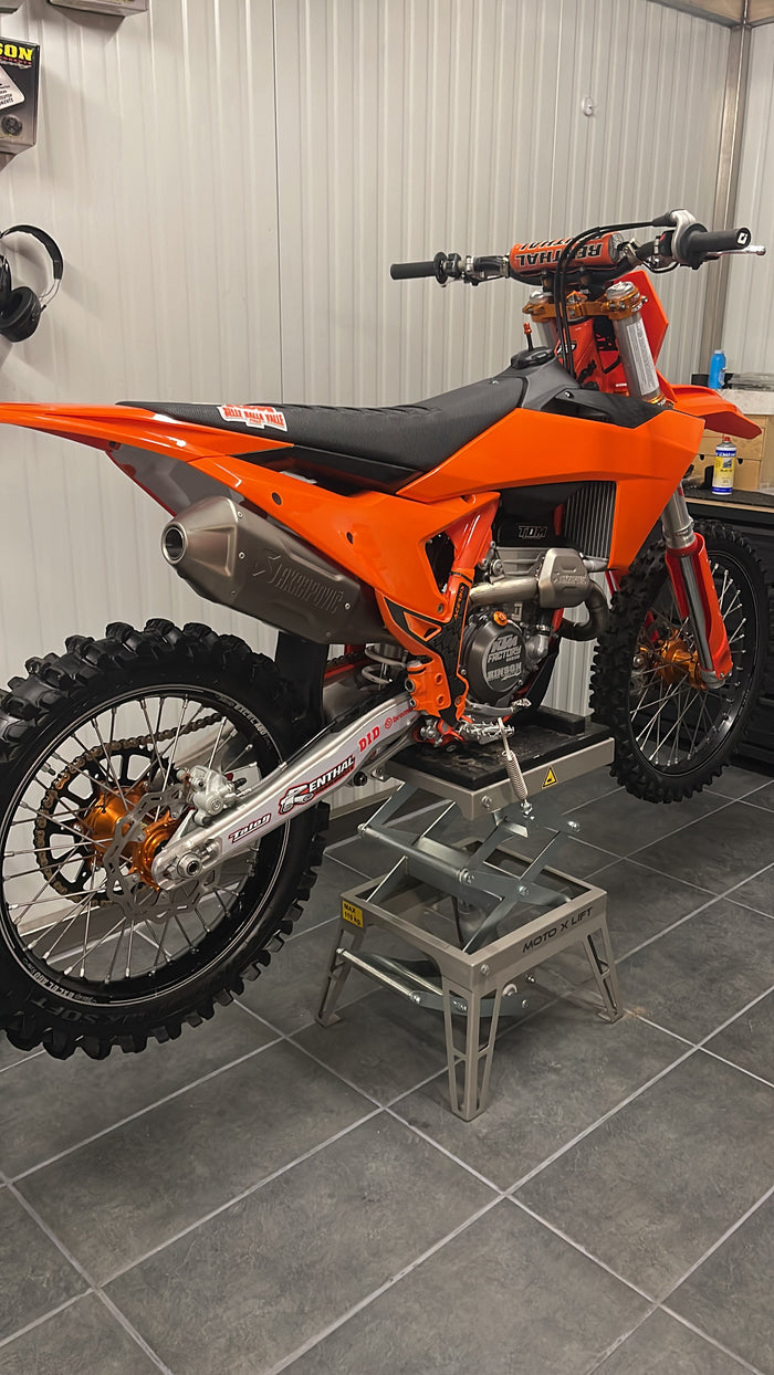 KTM auf dem Montageständer in der Werkstatt