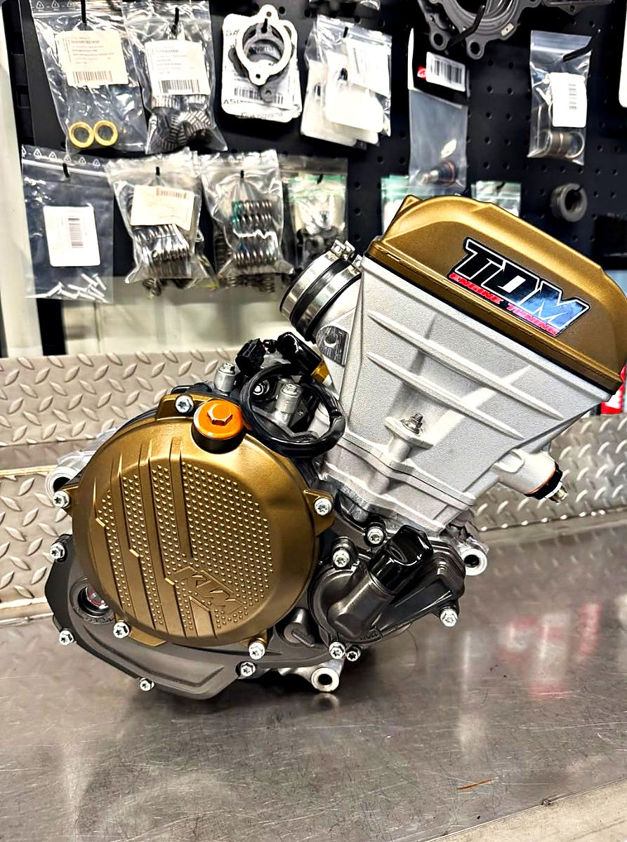 Fertiger TDM-Motor KTM SX-F 250 auf der Werkbank