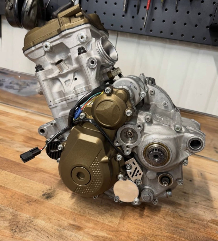 Fertiger TDM-Motor auf der Werkbank in Polkern