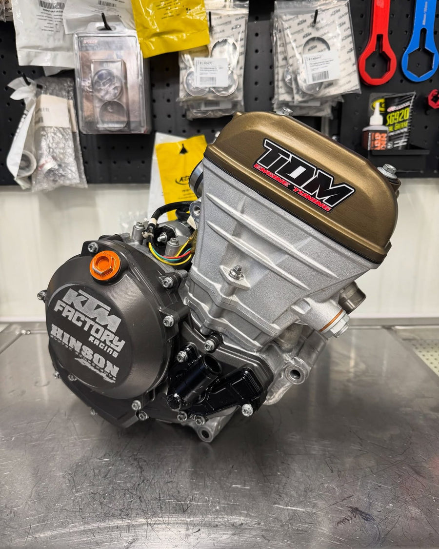Fertiger TDM-Motor vor der Werkzeugwand